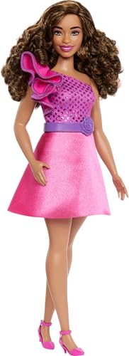 Barbie Fashionistas Puppe #225, kruvige Körpergröße mit braunem Haar, glitzerndem Kleid in Pink und Zubehörteilen, sammelbare Modepuppe zum 65. Jubiläum, HRH22 von Barbie