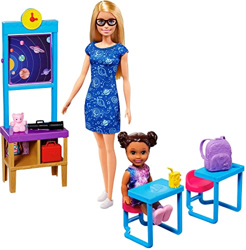 Barbie GTW34 -Weltraum Abenteuer Puppen und Klassenzimmer-Spielset mit Lehrerin und Schülerin-Puppe, Schultafel, 2 Schreibtischen und 5+ Zubehörteilen, Geschenk für Kinder von 3 bis 7 Jahre von Mattel