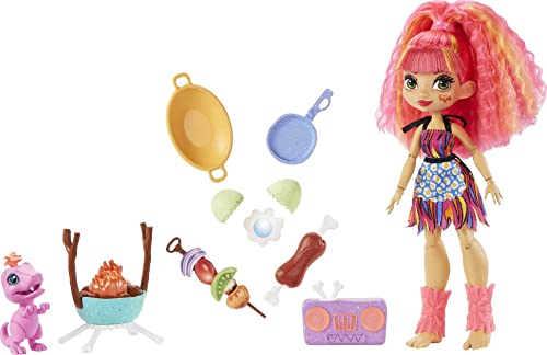 Barbie Cave Club GNL96 - Wilder Grillspaß mit Emberly Spielset & Puppe und Zubehörteilen, Reise in die Vergangenheit, Spielzeug ab 4 Jahren von Cave Club