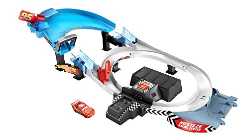 Disney Pixar Cars Mattel GRJ50 - Cars Rust-Eze Boosted Spielset mit Teststrecke für Crash- und Drift-Rennen, mit Lightning McQueen Fahrzeug, Geburtstagsgeschenk für Kinder ab 4 Jahren von Mattel