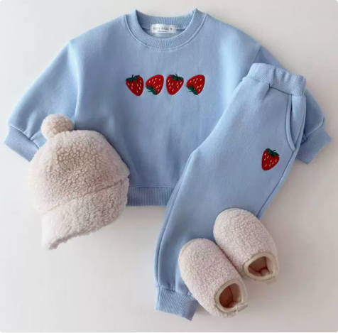 Mini Fashion™ - Erdbeer-Pullover Hellblau (Hose und Sweater) / 100 (3 Jahr) | Pädagogisches Holzspielzeug von Mein Kleines Baby