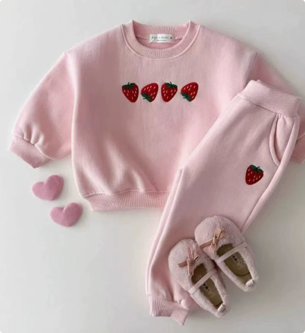 Mini Fashion™ - Erdbeer-Pullover Hellrosa (Hose und Sweater) / 100 (3 Jahr) | Pädagogisches Holzspielzeug von Mein Kleines Baby