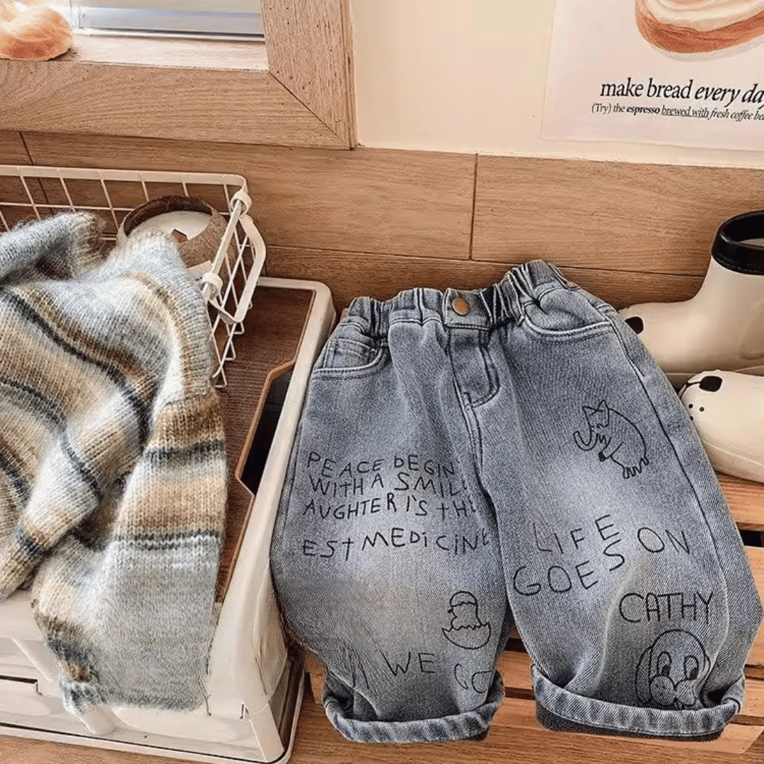 Mini Fashion™ - Gerader Schnitt - Freizeitjeans Schwarzer Text / 120 (4-5 Jahre) | Pädagogisches Holzspielzeug von Mein Kleines Baby