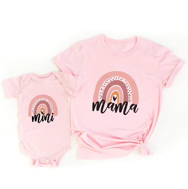 Mini Fashion™ - Mama&Tochter - Passendes Shirt&Strampler Rosa - Regenbogen mit Aufdruck / Babies 60 - (9-12 Monate) | Pädagogisches Holzspielzeug von Mein Kleines Baby