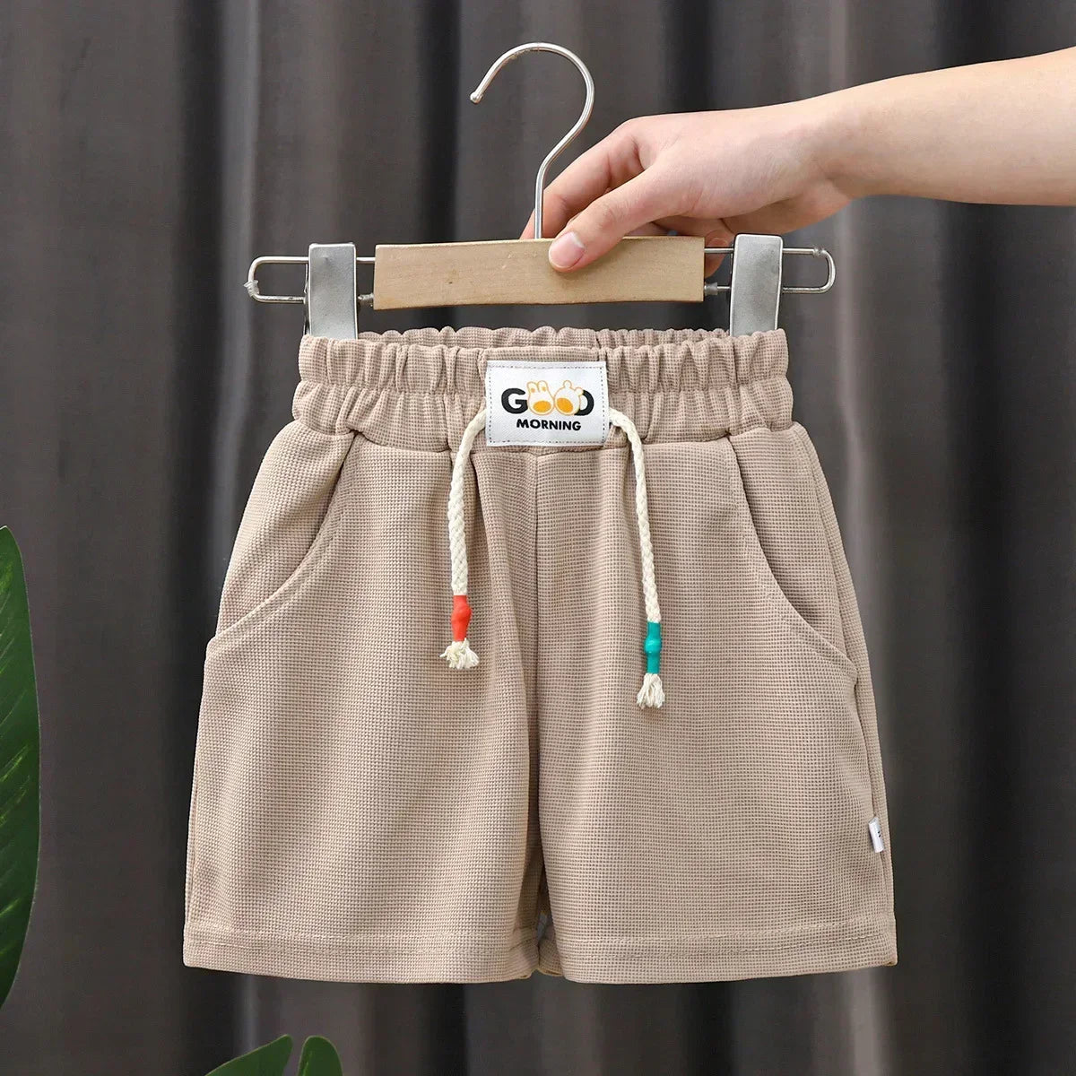 Mini Fashion™ - Superbequeme Jogginghose - Kurze Hose Khaki / 92 (2 Jahre) | Pädagogisches Holzspielzeug von Mein Kleines Baby