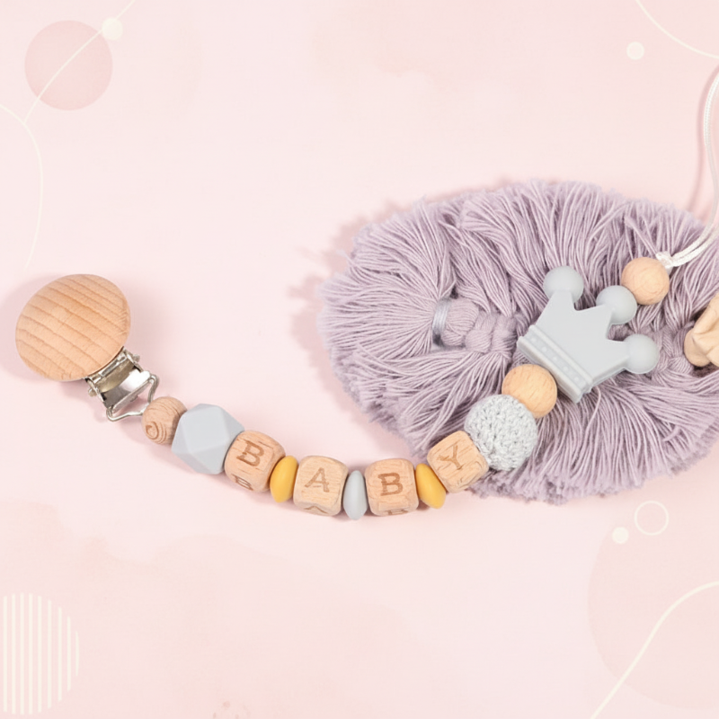 Personalized Pacifier Chain– Sicher&stilvoll– Personalisierte Schnullerkette Hellgrau | Pädagogisches Holzspielzeug Personalized Pacifier Chain– Sicher&stilvoll– Personalisierte Schnullerkette Hellgrau | Pädagogisches Holzspielzeug von Mein Kleines Baby