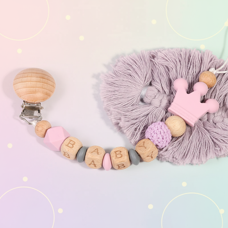 Personalized Pacifier Chain – Sicher & stilvoll – Personalisierte Schnullerkette Violett | Pädagogisches Holzspielzeug Personalized Pacifier Chain – Sicher & stilvoll – Personalisierte Schnullerkette Violett | Pädagogisches Holzspielzeug von Mein Kleines Baby
