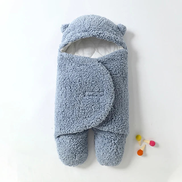 SnuggleBear™ - Baby-Wickeltuch Blau / S (0-3 Monate) | Pädagogisches Holzspielzeug von Mein Kleines Baby