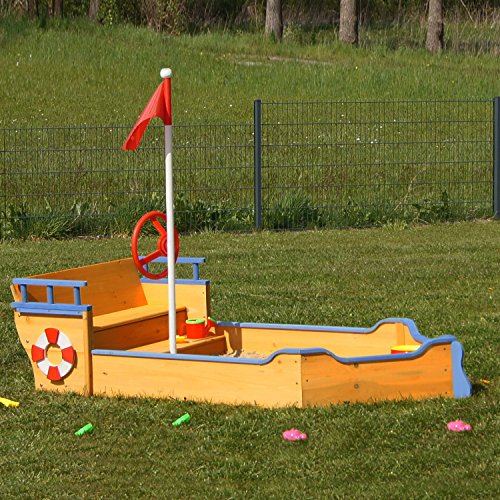 Sandkasten aus Holz Boot Segelschiff Priantenschiff Sandkiste Sandbox mit roter Flagge, Abdeckung, Vlies Bodenplane, Flaggenmast & Steuerrad für Kinder von Merschbrock Trade GmbH