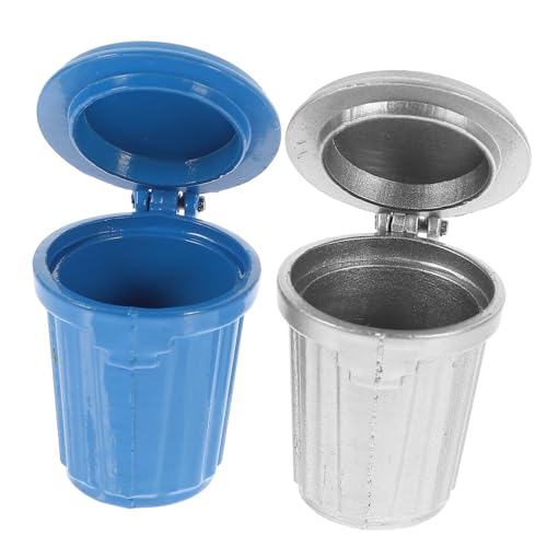 Milisten 2 Stück Miniatur Mülleimer aus Legierung Realistische Puppenhaus Abfalleimer in Silber und Blau Dekoratives Zubehör für Minipuppenhäuser Sandtisch DIY Kompakt und Praktisch für Milisten 2 Stück Miniatur Mülleimer aus Legierung Realistische Puppenhaus Abfalleimer in Silber und Blau Dekoratives Zubehör für Minipuppenhäuser Sandtisch DIY Kompakt und Praktisch für von Milisten