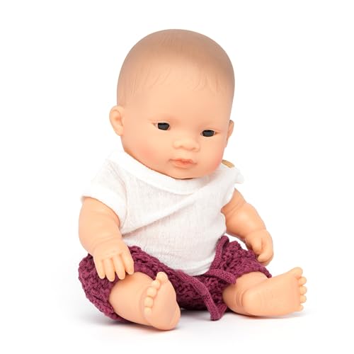 Miniland Dolls Babypuppe 21 cm asiatischer Herkunft, traditionell in Spanien hergestellt, mit Kleidung und Accessoires in Granat und Weiß. von Miniland