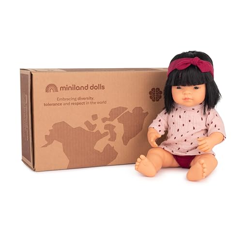 Miniland Dolls Geschenk-Set: 38 cm große asiatische Babypuppe Mädchen und Dune-Set. von Miniland