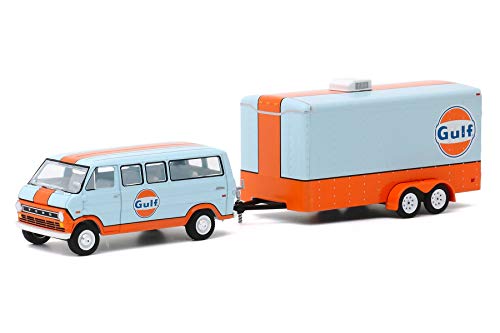 1972 Ford Club Wagon Van und geschlossener Autoanhänger – Golföl, hellblau und orange – Greenlight 32200B/24 – Druckguss-Modellauto im Maßstab 1:64 von ModelToyCars