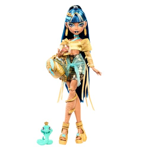 Monster High Cleo De Nile Puppe in Goldener Bluse und mehrlagigem Rock, enthält Haustier-Kobra Hissette und Accessoires wie Rucksack, Snack und Papierrolle, HXH74 von Monster High