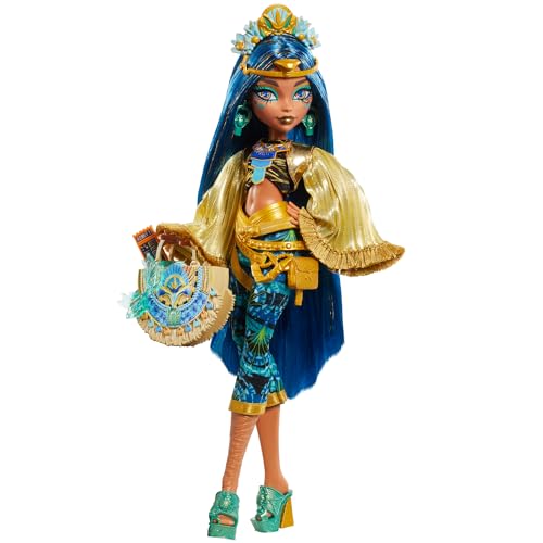 Monster High Cleo De Nile-Puppe mit glamourösem Festival-Outfit und Festival-Zubehör wie Snacks, Bandposter, Statement-Tasche und mehr von Monster High