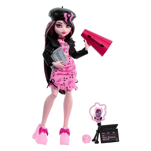 Monster High Fearbook Draculaura Set aus Puppe und Zubehör mit Filmclub-Thema, Collegejacke, Jahrbuch, Drehbuch und Film-Accessoires, HXW30 von Monster High