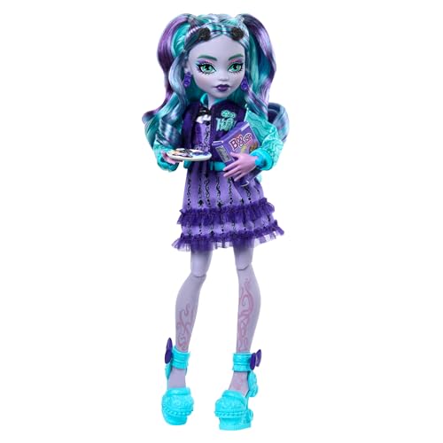 Monster High Fearbook Twyla Set aus Puppe und Zubehör mit Filmclub-Thema, Collegejacke, Jahrbuch, Brettspiel und Keksen, HXW31 von Monster High