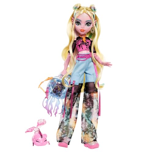 Monster High Lagoona Blue Puppe in Mesh-T-Shirt und Cargohose mit Haustierfisch Neptuna und Accessoires wie Rucksack, Snack und Notizbuch von Monster High