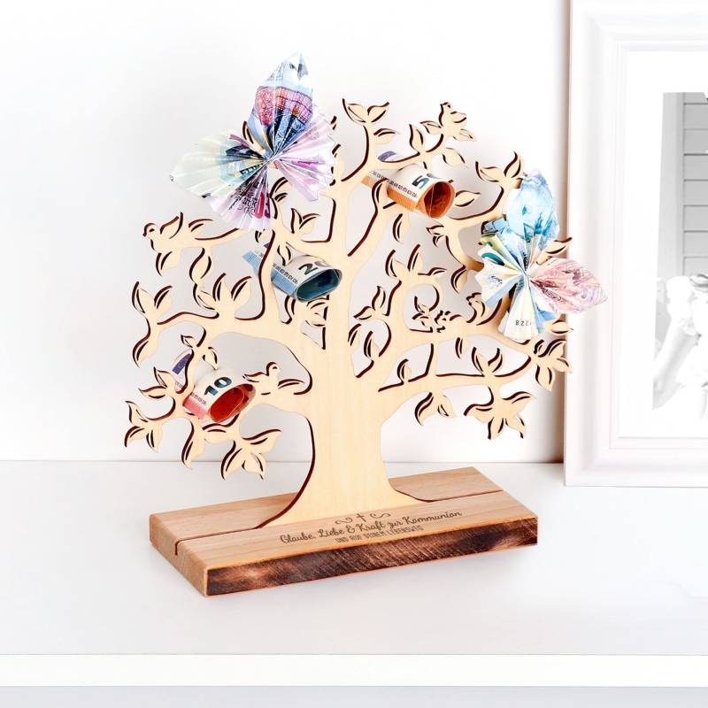 Baum mit Sockel graviert - zur Kommunion Baum mit Sockel graviert - zur Kommunion von Monsterzeug