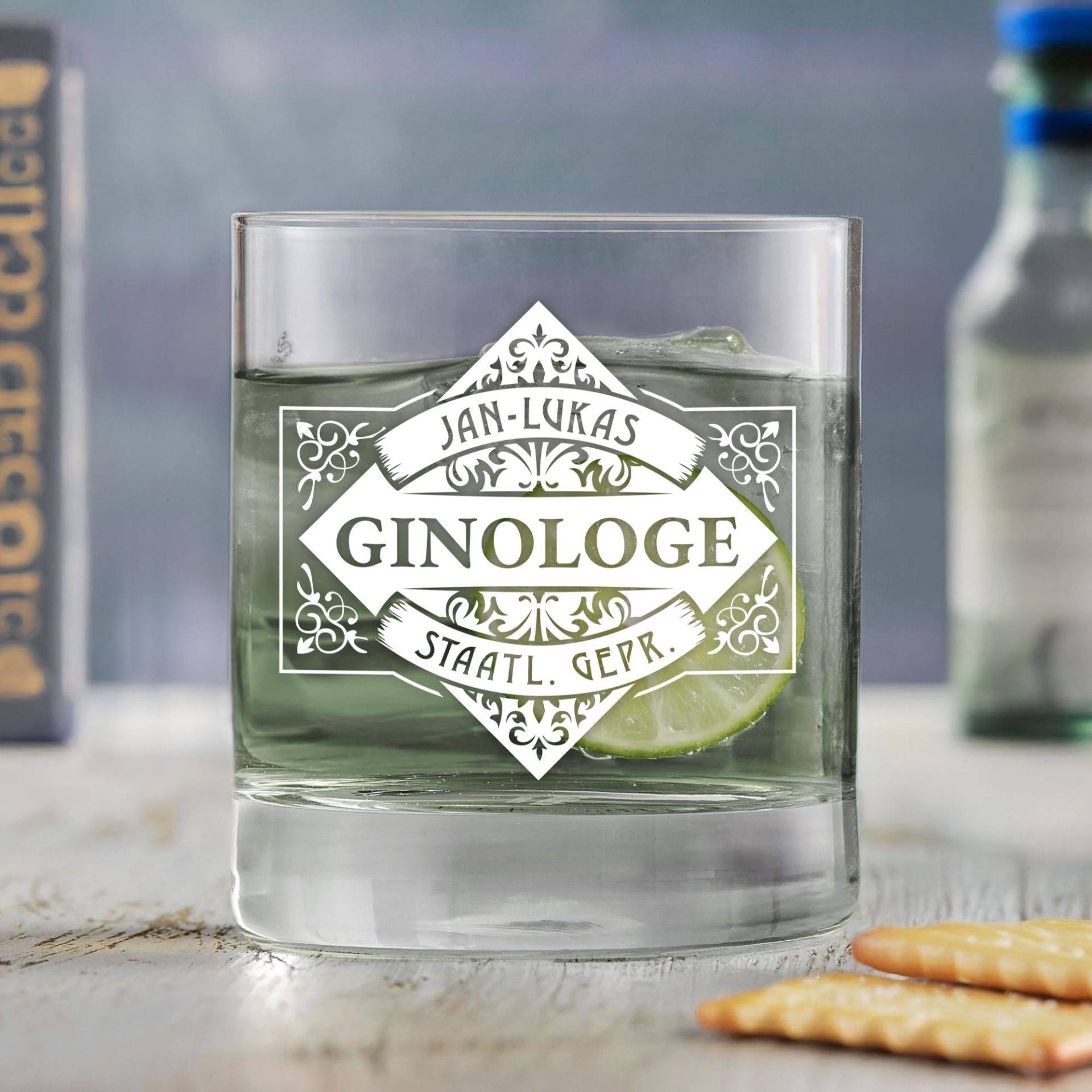 Gin Glas Tumbler mit Gravur - Ginologe Gin Glas Tumbler mit Gravur - Ginologe von Monsterzeug