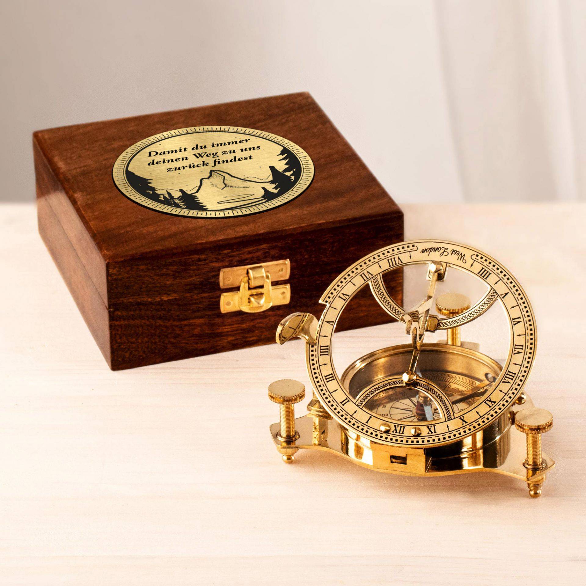 Personalisierte Sonnenuhr mit Kompass Personalisierte Sonnenuhr mit Kompass von Monsterzeug