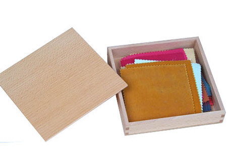 Kasten mit Stoffen, Montessori Sinnesmaterial zur Tastsinnschulung von Montessori-Shop