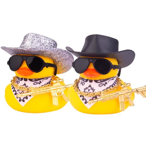 Mwmoeen Gummi Ente für Auto Armaturenbrett Dekorationen, 2 Stück gelbe Ente Auto Ornamente mit Cowboyhut Schal Sonnenbrille Goldkette und Coole Requisiten für Auto, Büro, Haus Dekoration von Mwmoeen