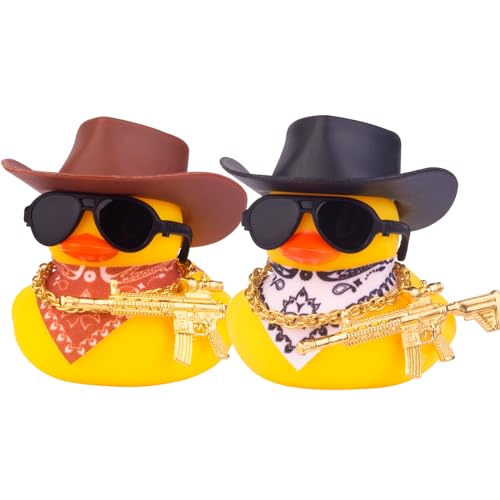 Mwmoeen Gummi Ente für Auto Armaturenbrett Dekorationen, 2 Stück gelbe Ente Auto Ornamente mit Cowboyhut Schal Sonnenbrille Goldkette und Coole Requisiten für Auto, Büro, Haus Dekoration von Mwmoeen