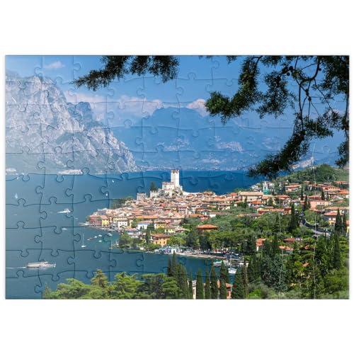 MyPuzzle Blick nach Malcesine am Gardasee mit der Scaligerburg (14/15 Jh.) - Premium 100 Teile Puzzle - MyPuzzle Sonderkollektion von Puzzle Galaxy von MyPuzzle.com