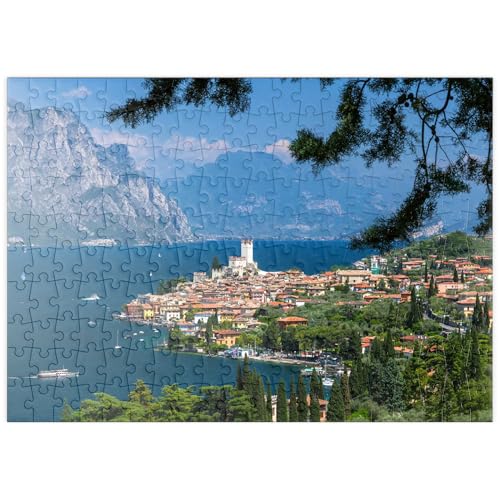 MyPuzzle Blick nach Malcesine am Gardasee mit der Scaligerburg (14/15 Jh.) - Premium 200 Teile Puzzle - MyPuzzle Sonderkollektion von Puzzle Galaxy von MyPuzzle.com