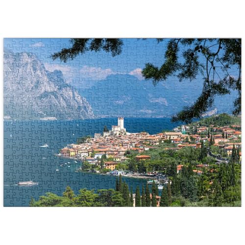 MyPuzzle Blick nach Malcesine am Gardasee mit der Scaligerburg (14/15 Jh.) - Premium 500 Teile Puzzle - MyPuzzle Sonderkollektion von Puzzle Galaxy von MyPuzzle.com