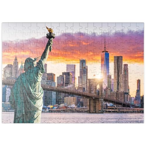 MyPuzzle Freiheitsstatue und New Yorker Stadtsilhouette bei Sonnenuntergang, USA - Premium 200 Teile Puzzle - MyPuzzle Sonderkollektion von Puzzle Galaxy von MyPuzzle.com