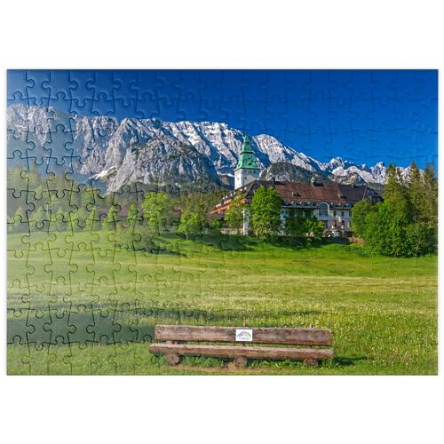 MyPuzzle Hotel Schloss Elmau mit der G7-Gipfel Bank gegen Wettersteinwand bei Klais - Premium 200 Teile Puzzle - MyPuzzle Sonderkollektion von Puzzle Galaxy von MyPuzzle.com