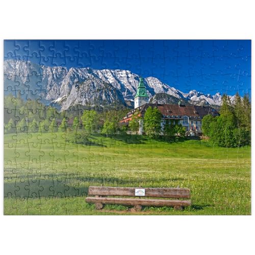 MyPuzzle Hotel Schloss Elmau mit der G7-Gipfel Bank gegen Wettersteinwand bei Klais - Premium 200 Teile Puzzle - MyPuzzle Sonderkollektion von Puzzle Galaxy von MyPuzzle.com