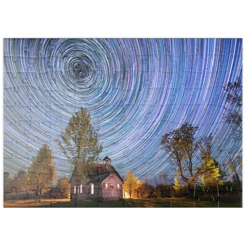 MyPuzzle Spektakuläre Startrails über Einer verlassenen Schule - Premium 100 Teile Puzzle - MyPuzzle Sonderkollektion von Puzzle Galaxy von MyPuzzle.com