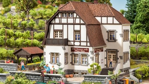 NOCH Weingut „Hauser-Bühler“, Modellbau Gebäude mit 24 Weinreben für Spur N, handkoloriert und nachhaltig NOCH Weingut „Hauser-Bühler“, Modellbau Gebäude mit 24 Weinreben für Spur N, handkoloriert und nachhaltig von NOCH