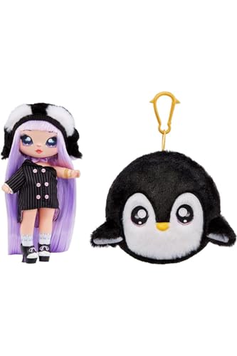 Na! Na! Na! Surprise Cozy Serie – ISLA Waddles Pinguin Modepuppe aus weichem Plüsch mit lila Haaren, Mütze, Outfit und Flauschiger Anhängetasche Tolles Geschenk für Kinder ab 5 Jahren, 119401EUC von Na! Na! Na! Surprise