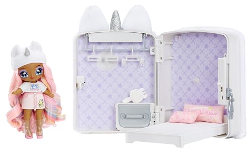 Na! Na! Na! Surprise 3-in-1 Backpack Bedroom Einhorn Spielset mit Modepuppe Whitney Sparkles und flauschigem Pink Unicorn-Rucksack, Schrank mit Kissen & Decke - Ideal für Kinder ab 4 Jahren von Na! Na! Na! Surprise