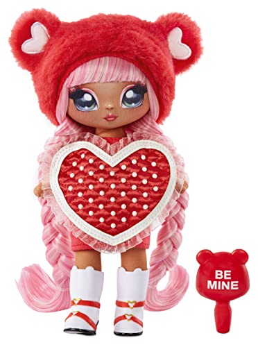 Na! Na! Na! SurpriseSweetest Heart Serie - VALENTINE MOORE - Rote, weiche Plüschpuppe mit pinken Haaren, herzförmigem Kleid & Bürste - Zum Sammeln - Tolles Geschenk für Kinder ab 5 Jahren von Na! Na! Na! Surprise