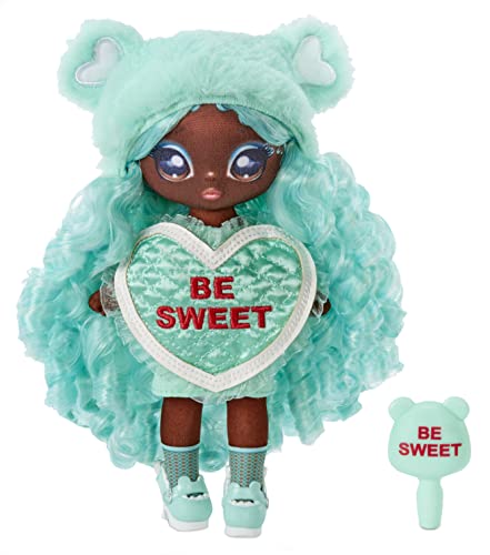 Na! Na! Na! Surprise 581338EUC Cynthia Doll Bär Sweetest Heart Serie Mintgrüne weiche Plüschpuppe mit grünen Haaren, herzförmigem Kleid, & Bürste-Zum Sammeln-Tolles Geschenk für Kinder ab 5 Jahren von Na! Na! Na! Surprise