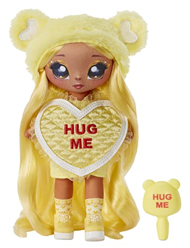 Na! Na! Na! Surprise 581345EUC Maria Buttercup Bär Sweetest Heart Serie Gelbe weiche Plüschpuppe mit blonden Haaren, herzförmigem Kleid, & Bürste-Zum Sammeln-Tolles Geschenk für Kinder ab 5 Jahren von Na! Na! Na! Surprise