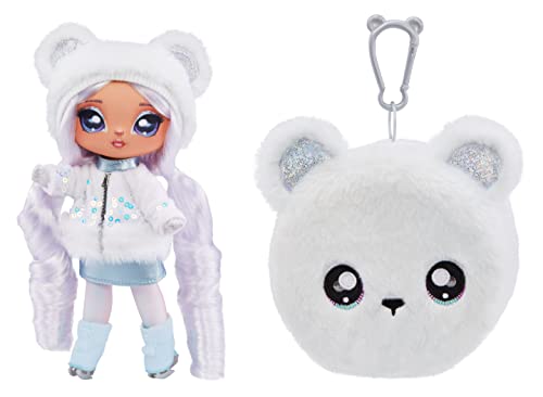 Na! Na! Na! Surprise Cozy Serie – Bailey Frost – Eisbär Modepuppe aus weichem Plüsch mit weißen Haaren, Mütze, Outfit und Flauschiger Anhängetasche – Tolles Geschenk für Kinder ab 5 Jahren 119395EUC von Na! Na! Na! Surprise