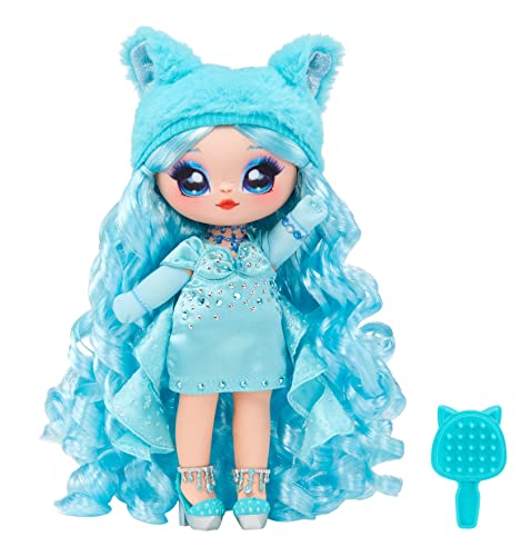 NA! NA! NA! SurpriseSweetest Gems Serie - Marina TEALSTONE - Geburtsstein Aquamarin - Weiche 19 cm große Modepuppe mit blauen Haaren, Charmeuse Kleid, Mütze & Bürste - Zum Sammeln - Ab 5 Jahren von Na! Na! Na! Surprise