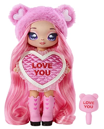 Na! Na! Na! SurpriseSweetest Heart Serie - GISELE GOODHEART - Pinke, weiche Plüschpuppe mit rosa Haaren, herzförmigem Kleid & Bürste - Zum Sammeln - Tolles Geschenk für Kinder ab 5 Jahren von Na! Na! Na! Surprise