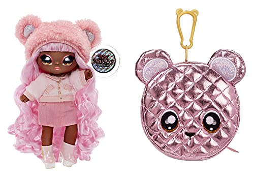 Na! Na! Na! Surprise2-in-1 Soft Modepuppe & Metallic Purse Glam Serie - Sammlerpuppe - Puppe mit Pinken Haaren Pinker Bären-Tasche - Cali Grizzly von Na! Na! Na! Surprise