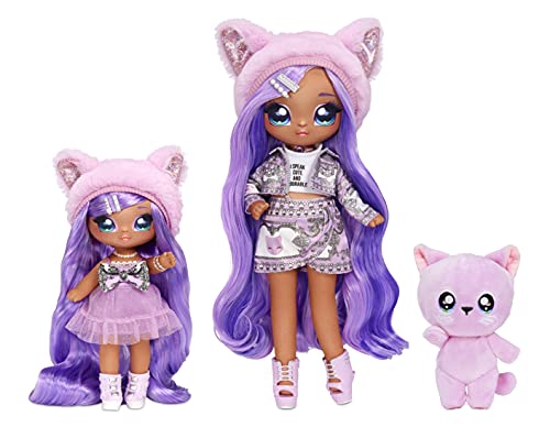 Na! Na! Na! SurpriseFamilie - 3er Set Plüschpuppen - 2 Modepuppen mit langen Haaren und 1 Haustier - Lavender Kitty Familie - 12 Accessoires und Outfits und ein niedliches Plüschkätzchen von Na! Na! Na! Surprise