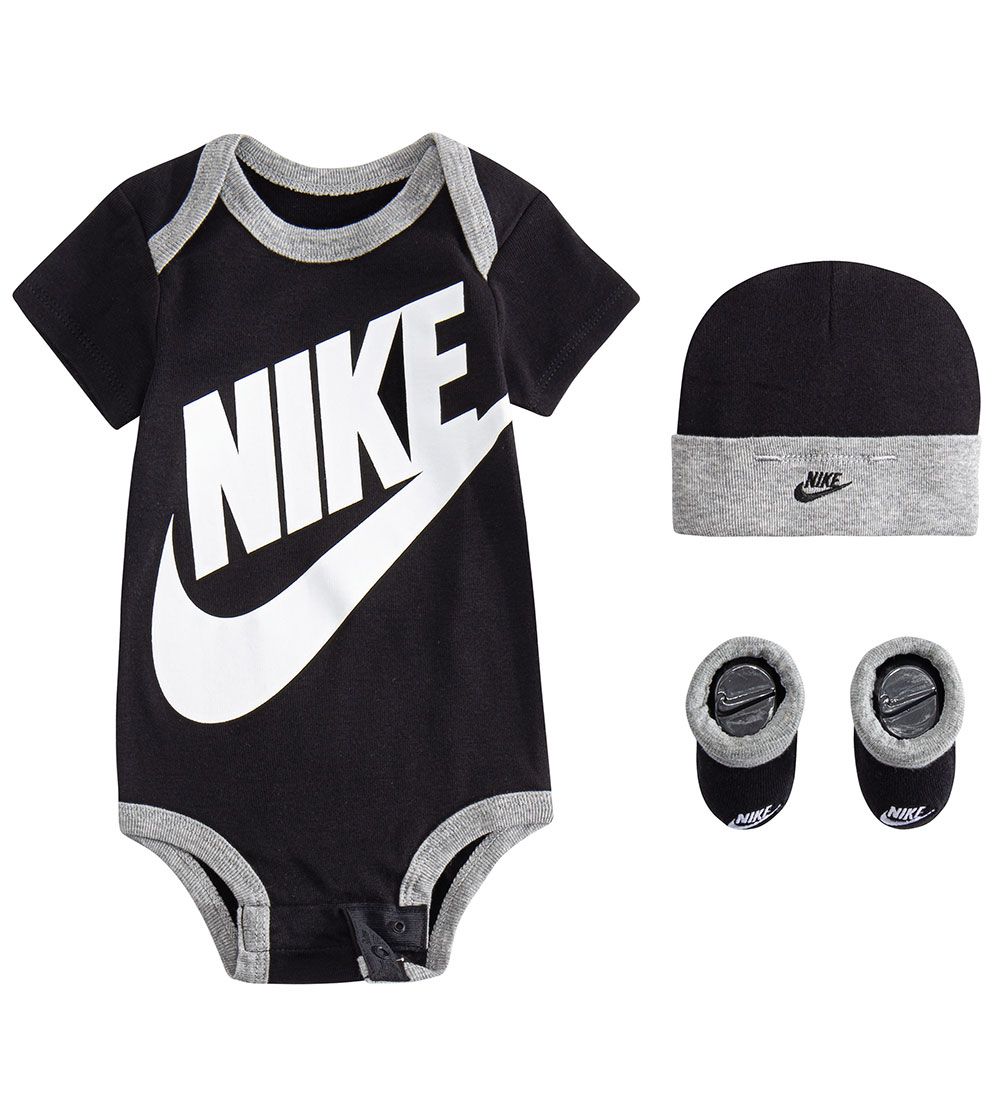 Nike Geschenkbox - Body k/ä/Mütze/Socken - Futura - Schwarz - Nike - 6-12 mt - Body K/Ä Nike Geschenkbox - Body k/ä/Mütze/Socken - Futura - Schwarz - Nike - 6-12 mt - Body K/Ä von Nike