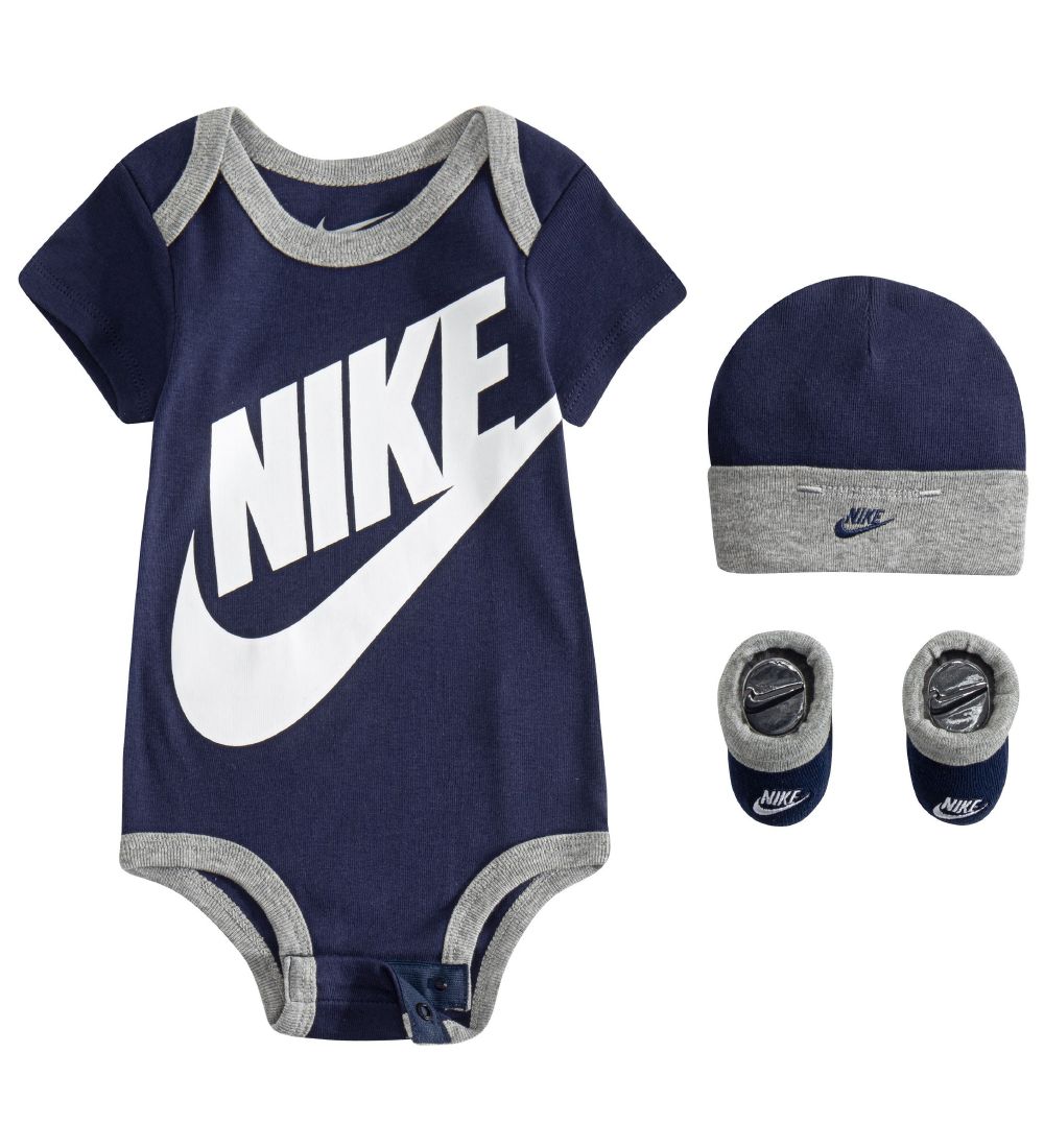 Nike Geschenkbox - Body k/ä/Mütze/Socken - Navy/Grau Meliert - Nike - 0-6 mt - Body K/Ä Nike Geschenkbox - Body k/ä/Mütze/Socken - Navy/Grau Meliert - Nike - 0-6 mt - Body K/Ä von Nike