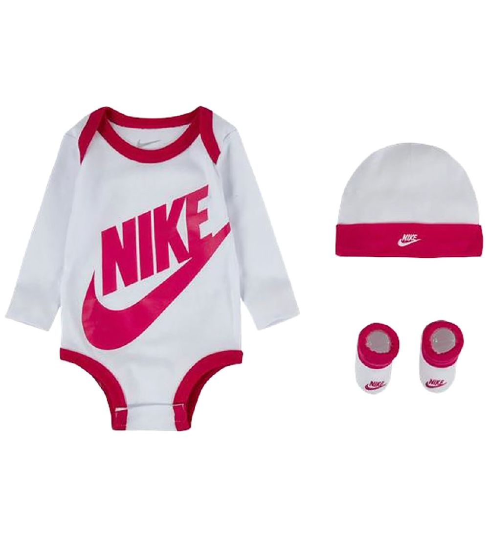 Nike Geschenkbox - Body l/ä/Mütze/Socken - Futura - Rush Pink - Nike - 6-12 mt - Body L/Ä Nike Geschenkbox - Body l/ä/Mütze/Socken - Futura - Rush Pink - Nike - 6-12 mt - Body L/Ä von Nike