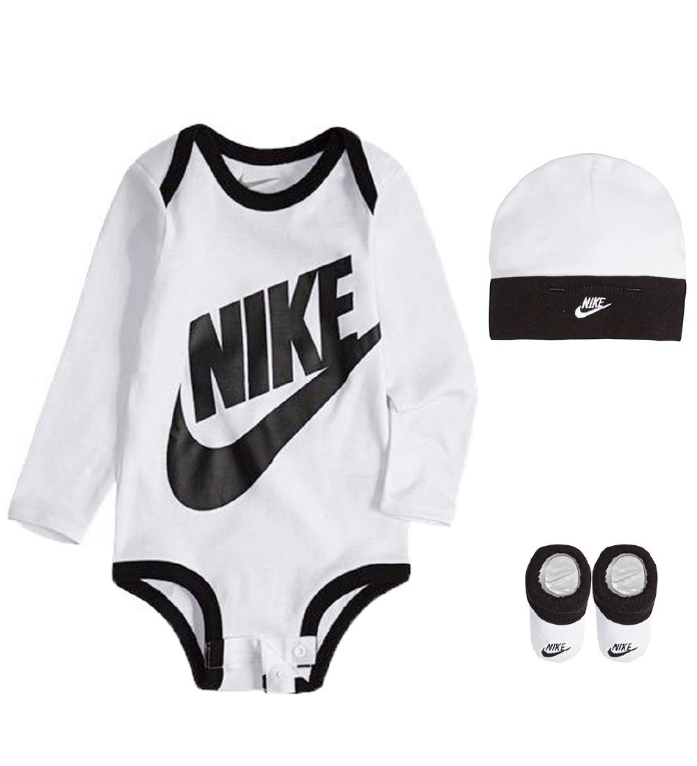 Nike Geschenkbox - Body l/ä/Mütze/Socken - Futura - Weiß - Nike - 6-12 mt - Body L/Ä Nike Geschenkbox - Body l/ä/Mütze/Socken - Futura - Weiß - Nike - 6-12 mt - Body L/Ä von Nike